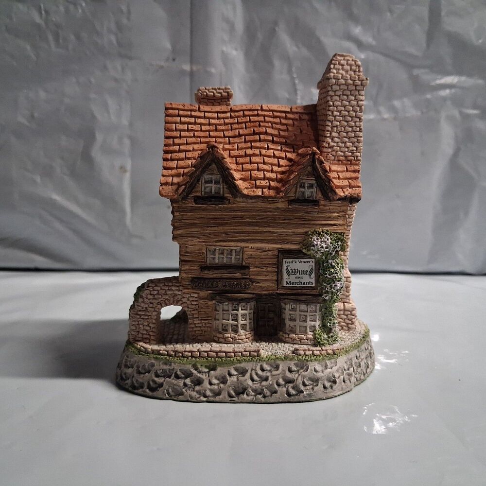 David Winter Cottages - Wine Merchant w/original box
